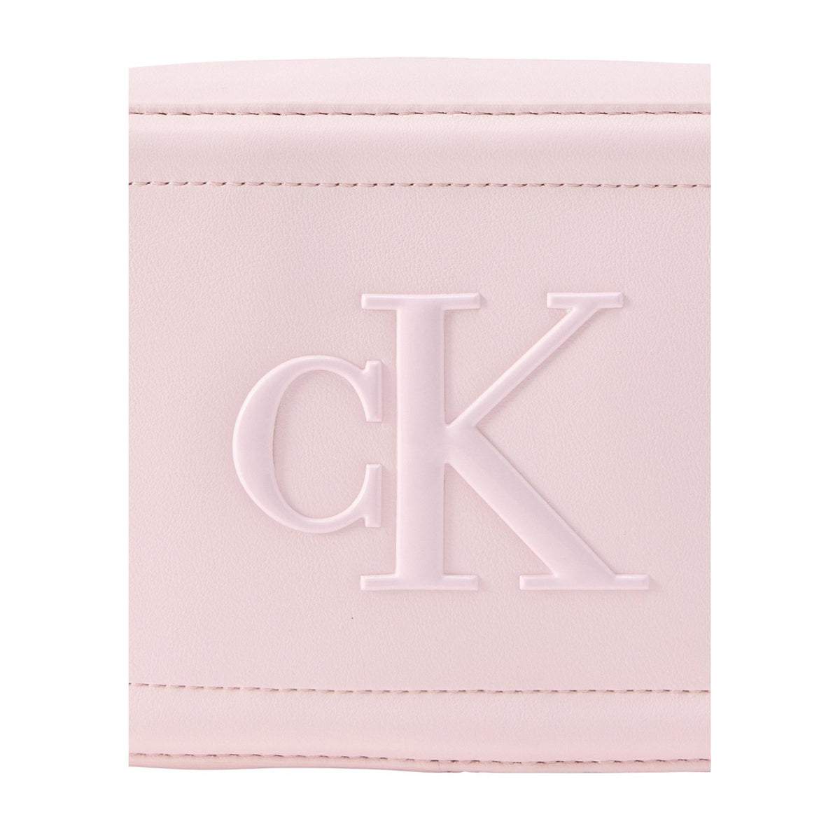 Image 2 : Détail du monogramme CK gaufré sur mini sac Calvin Klein rose poudré — Delvale