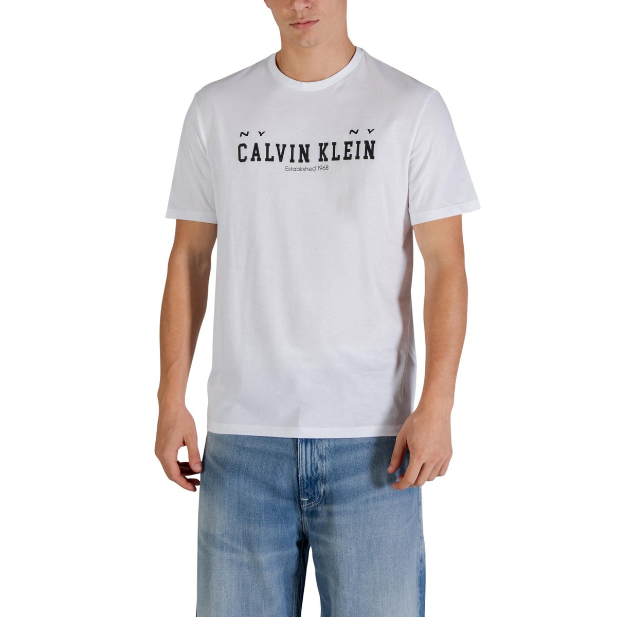 Image 4 : T-shirt Calvin Klein Jeans homme porté, style décontracté noir — Delvale