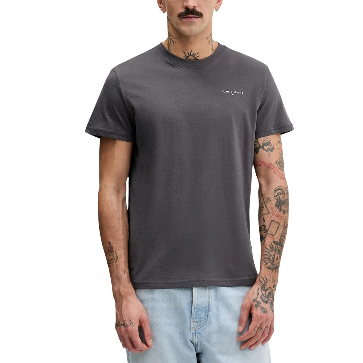 Image 7 : T-shirt Tommy Hilfiger Jeans homme vert, gros plan sur le logo de la marque — Delvale