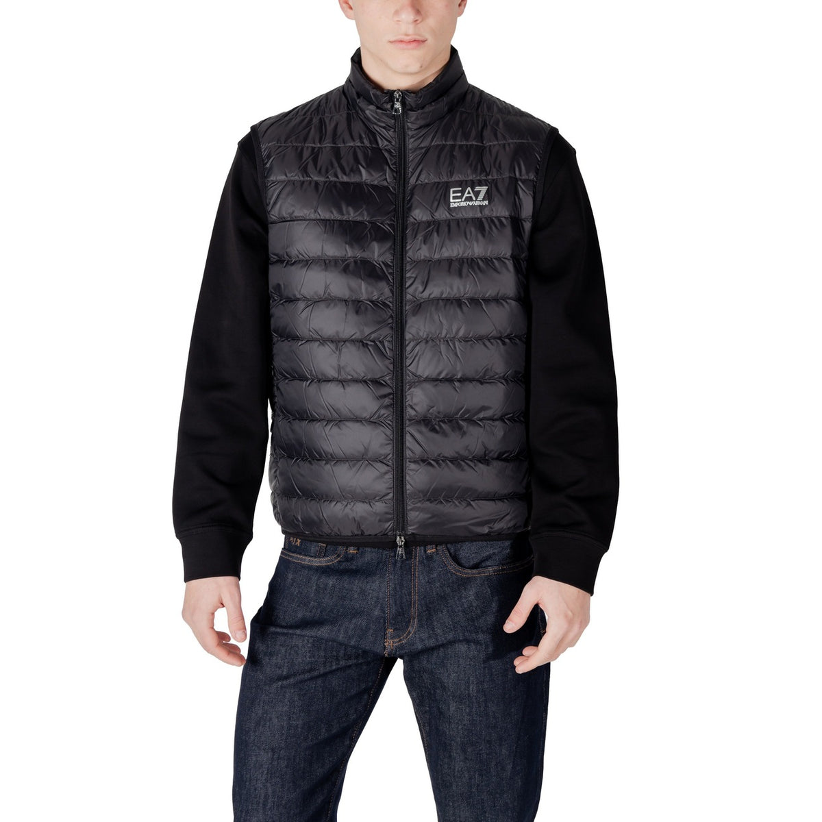 Image 4 : Gilet EA7 homme bleu porté, style sportif urbain — Delvale
