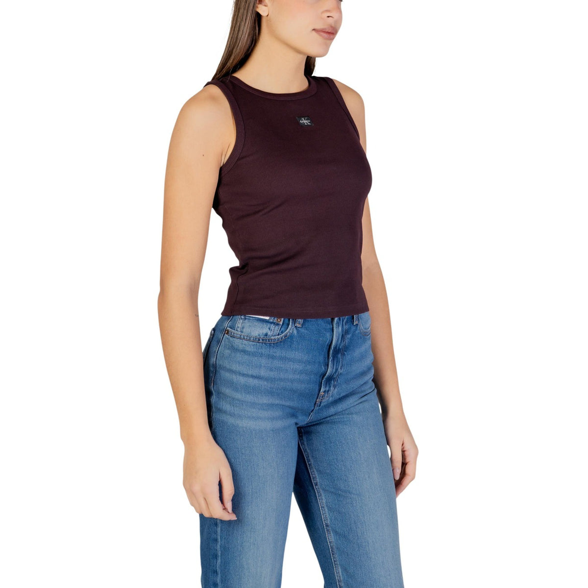 Image 5 : Look complet avec le débardeur ajusté Calvin Klein Jeans femme porté avec un jean taille haute délavé — Delvale