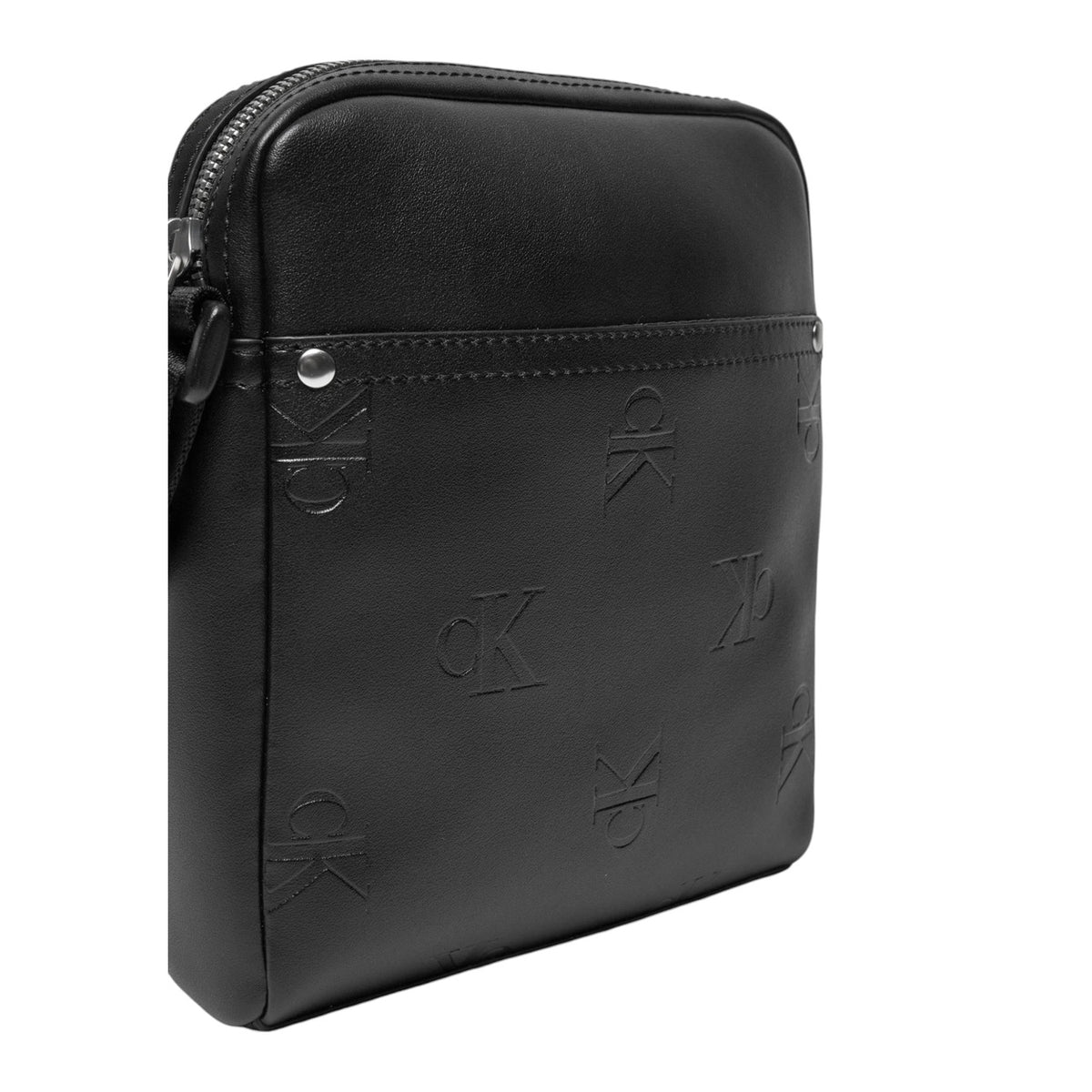 Calvin Klein Sacoche Noir Monogramme CK Gaufré Poche Façade Vue Trois Quarts — Delvale