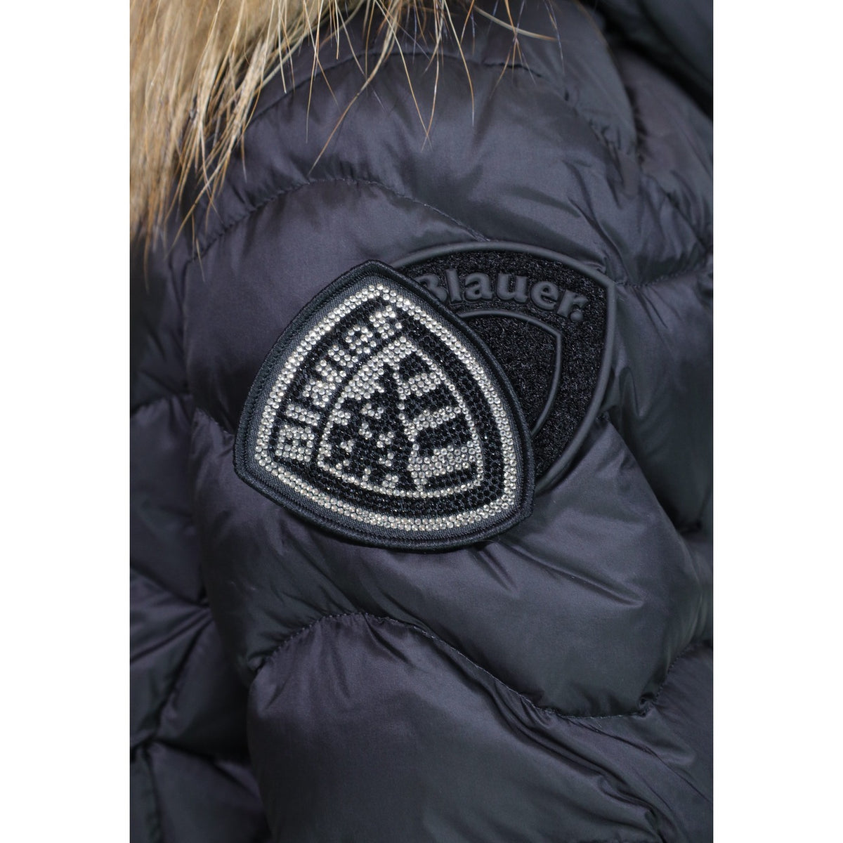 Image 5 : Veste femme Blauer. blanche, détail des finitions et du col — Delvale