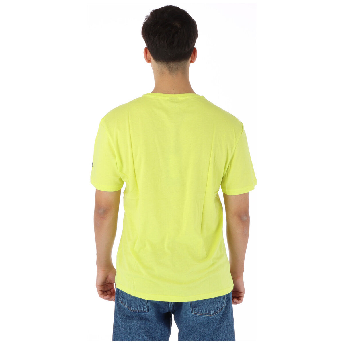 Image 2 : Vue rapprochée du print North Sails Newport Rhode Island USA sur t-shirt jaune, typographie marine contrastée — Delvale