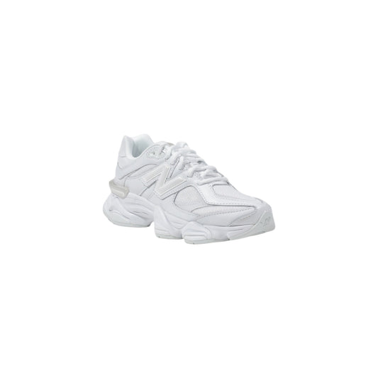 New Balance 9060 blanche vue avant trois-quarts avec lacets blancs