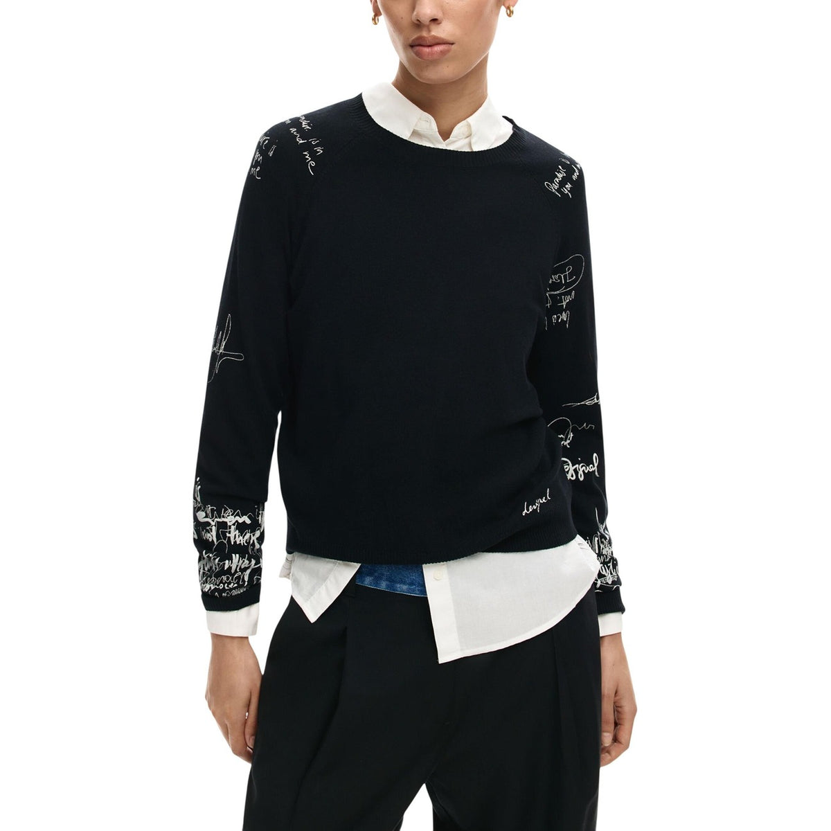 Image 1 : Pull Desigual femme noir à motif imprimé porté, manches longues et col rond — delvale