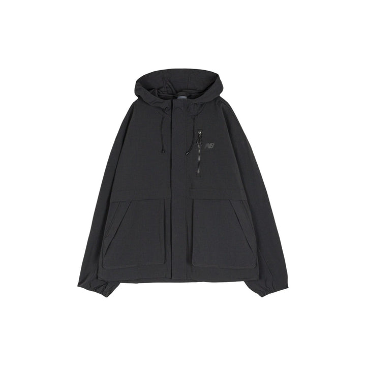 Image 1 : Coupe-vent New Balance homme noir à capuche, vue de face à plat sur fond blanc, fermeture éclair centrale et poche zippée poitrine avec logo NB — Delvale