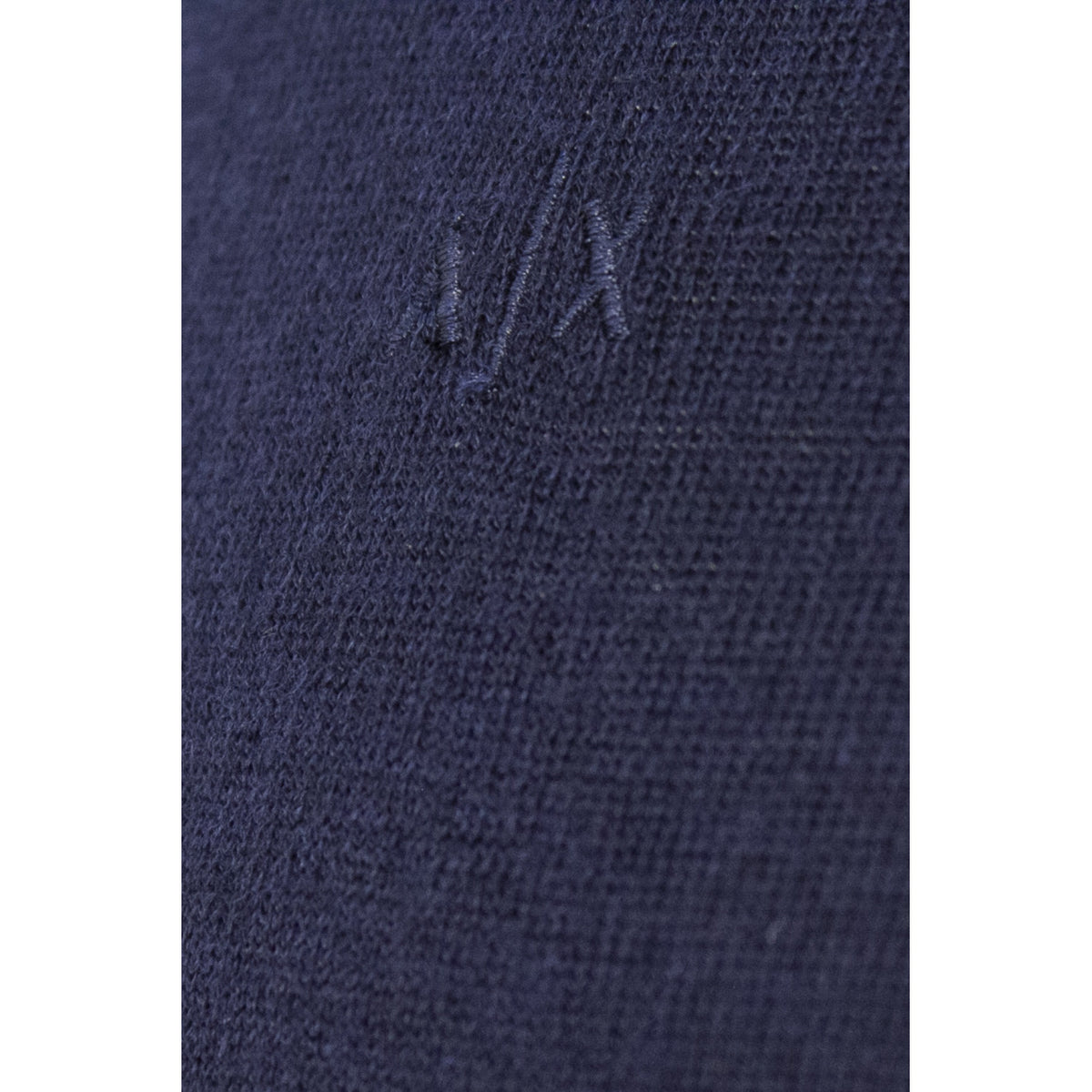 Pull Armani Exchange homme bleu marine – détail logo AX monochrome sur tissu laine