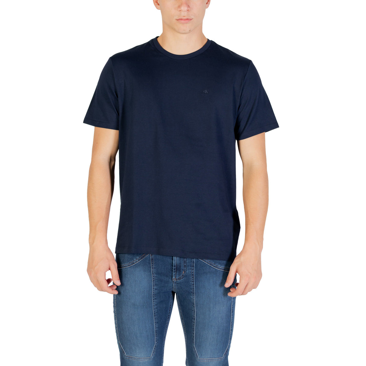 Image 5 : T-shirt Calvin Klein Jeans homme bleu azur porté mannequin — Delvale