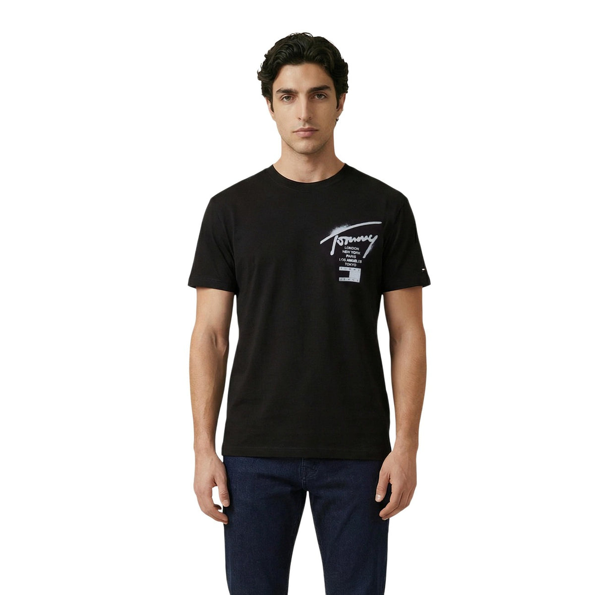Image 4 : T-shirt Tommy Hilfiger Jeans homme blanc porté, style décontracté — Delvale