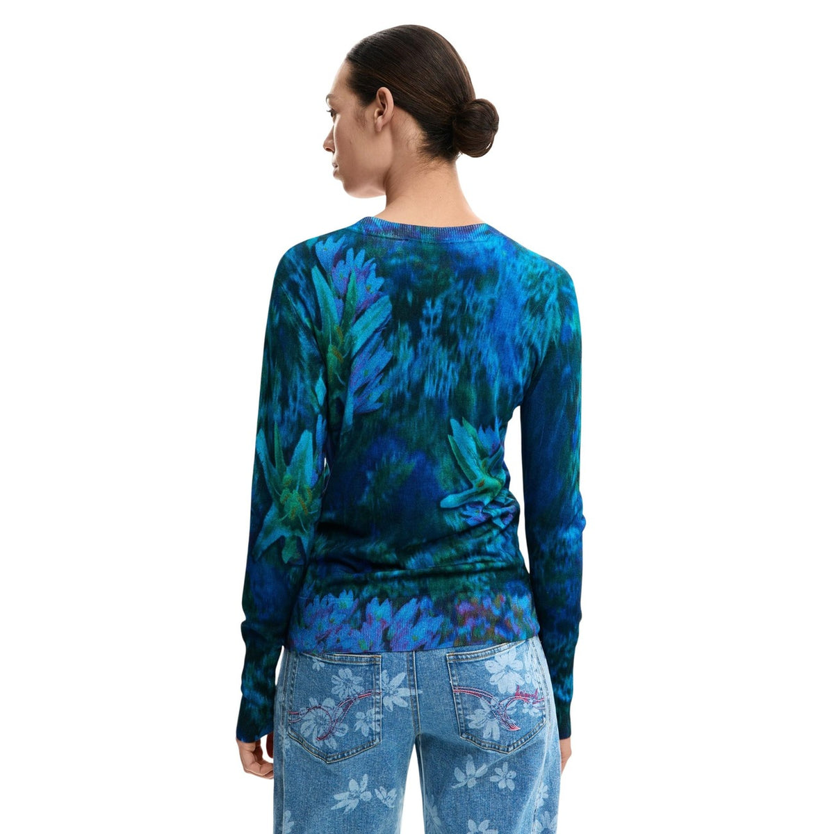 Image 3 : Pull femme Desigual bleu porté, style bohème avec motifs floraux délicats — delvale