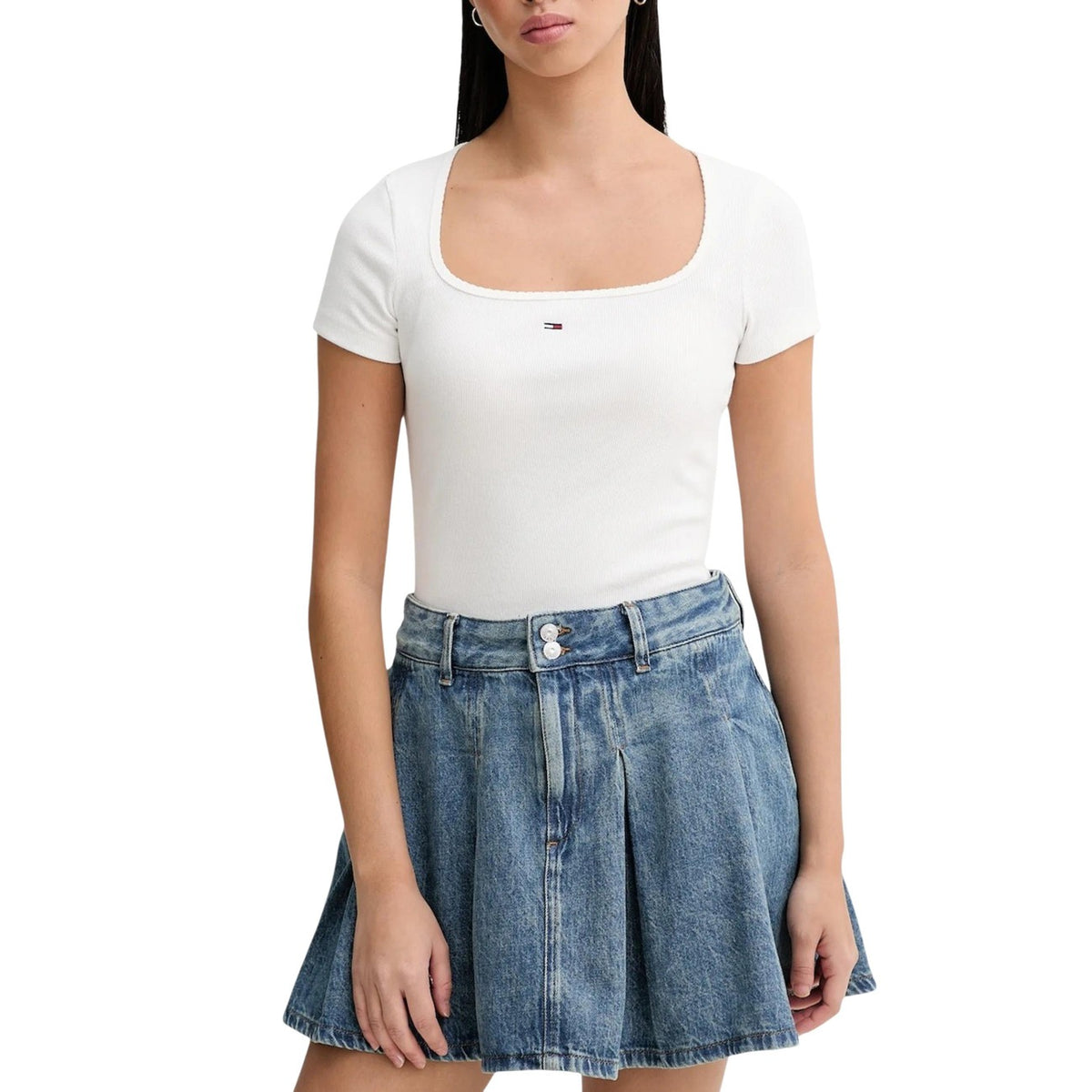 Image 1 : Femme portant un t-shirt blanc côtelé Tommy Hilfiger Jeans à col carré festonné et logo brodé, associé à une jupe en jean — Delvale