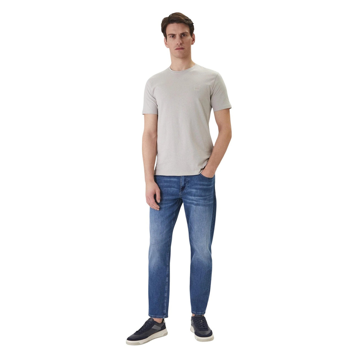 Image 2 : T-shirt Boss homme gris clair coupe ajustée, détail du patch logo Boss sur la poitrine gauche — Delvale