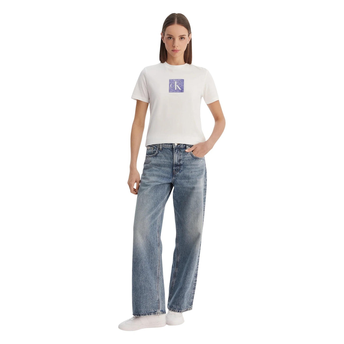 Image 2 : Vue de face du t-shirt femme Calvin Klein Jeans blanc logo CK violet, jersey souple, manches courtes — Delvale