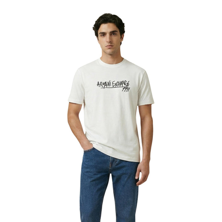 face porté blanc :
T-shirt Armani Exchange homme blanc cassé, inscription graffiti Armani Exchange 1991 noir centré poitrine, vue de face — Delvale
