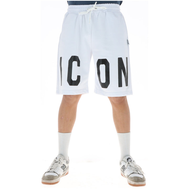 Image 1 : Bermuda Icon homme blanc avec grand logo oversize imprimé en noir, vue de face portée avec sneakers New Balance — Delvale