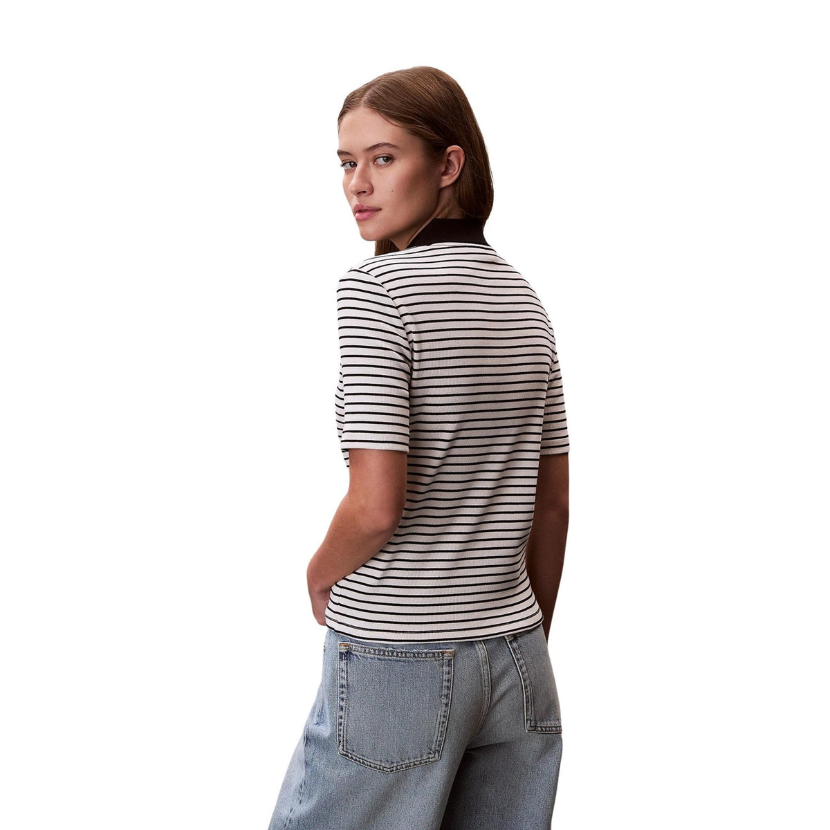 Image 2 : Détail du motif rayé et du col V du polo Calvin Klein Jeans femme noir — Delvale