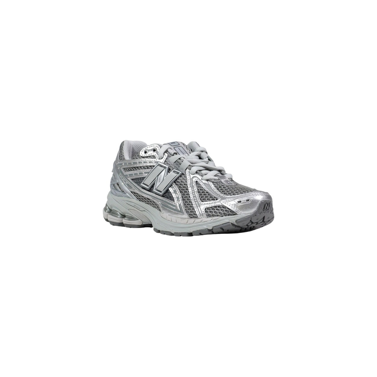 New Balance 1906R argenté vue avant trois-quarts avec lacets gris et semelle grise
