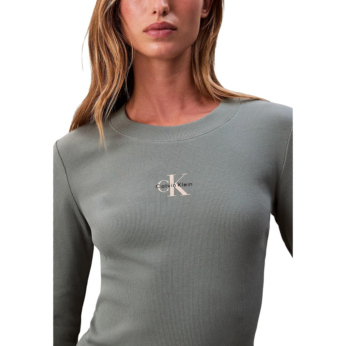Image 2 : Détail texture pull vert Calvin Klein Jeans coupe féminine — delvale