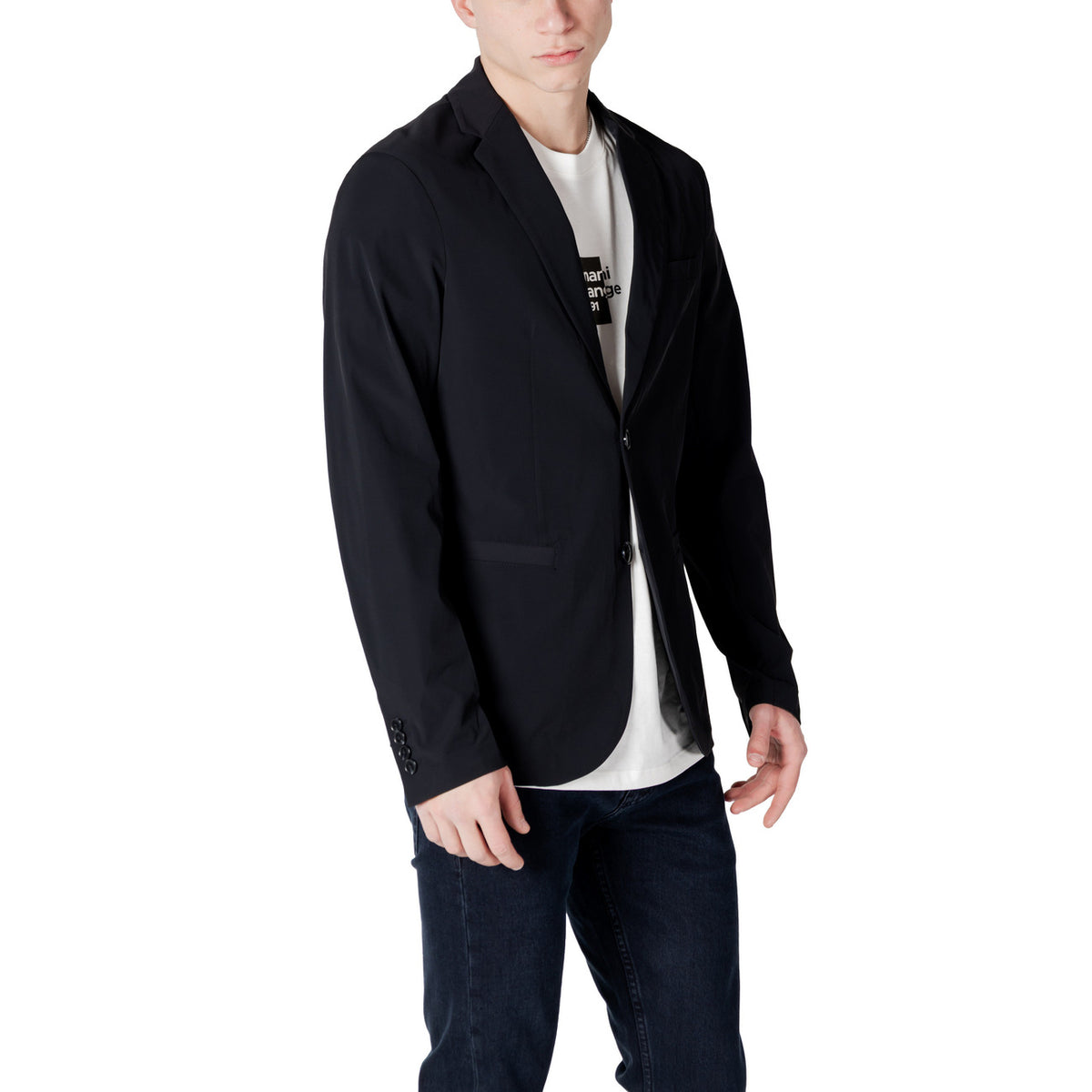 Image 3 : Blazer Armani Exchange homme noir, vue de trois quarts, mise en valeur de la silhouette et des poches plaquées — Delvale