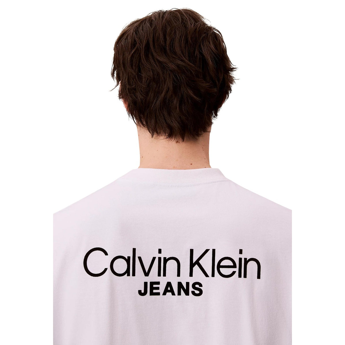 Image 4 : T-shirt homme Calvin Klein Jeans blanc porté, style casual urbain — delvale