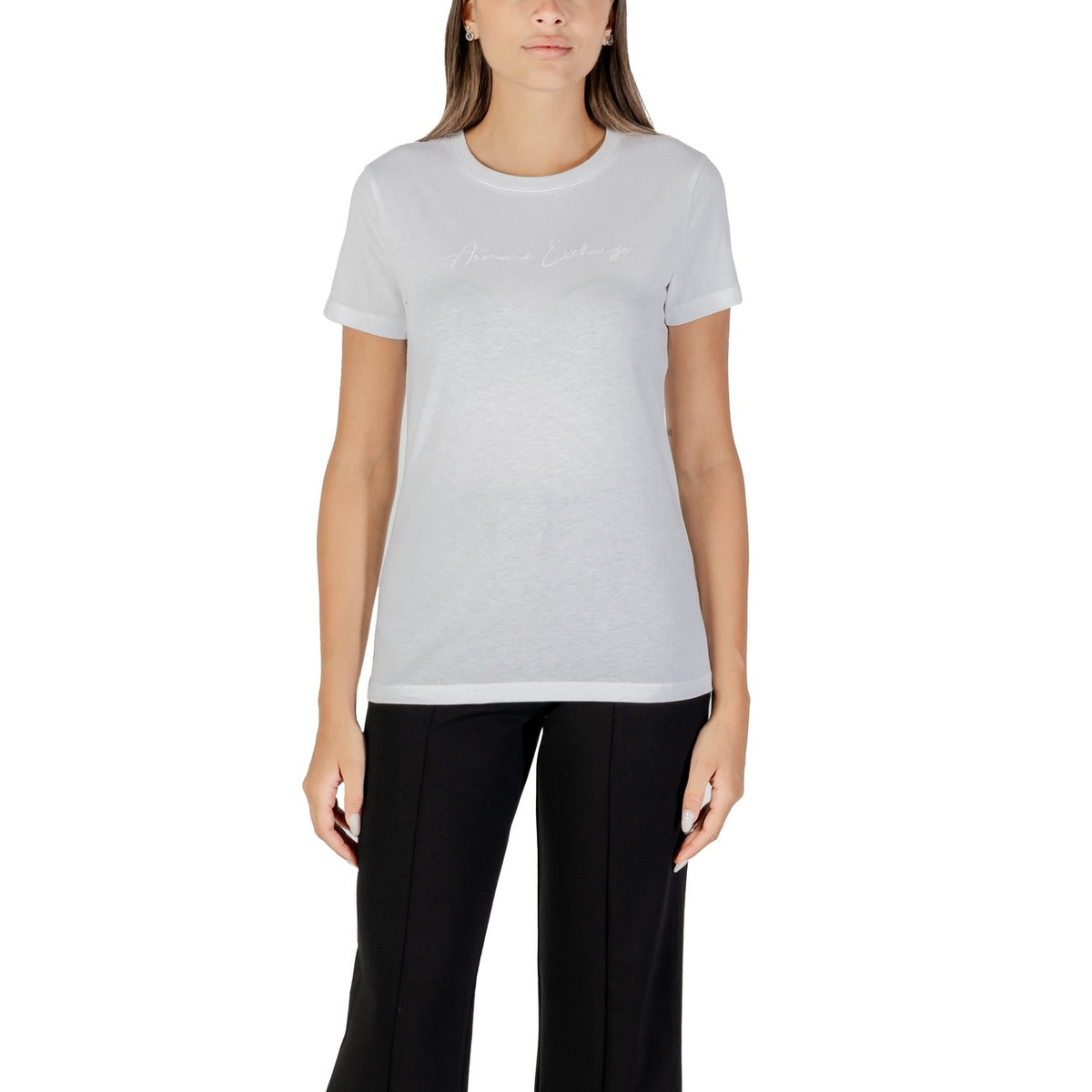 Image 4 : T-shirt Armani Exchange femme noir porté avec jean, style décontracté chic — delvale