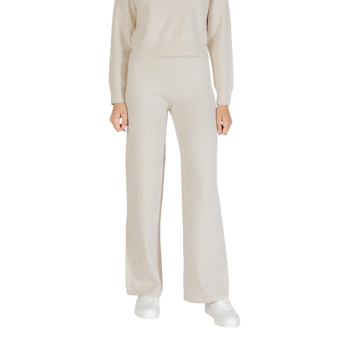 Image 1 : Pantalon femme Choral large beige en tricot doux, coupe palazzo fluide, porté avec un pull coordonné et des baskets blanches — Delvale