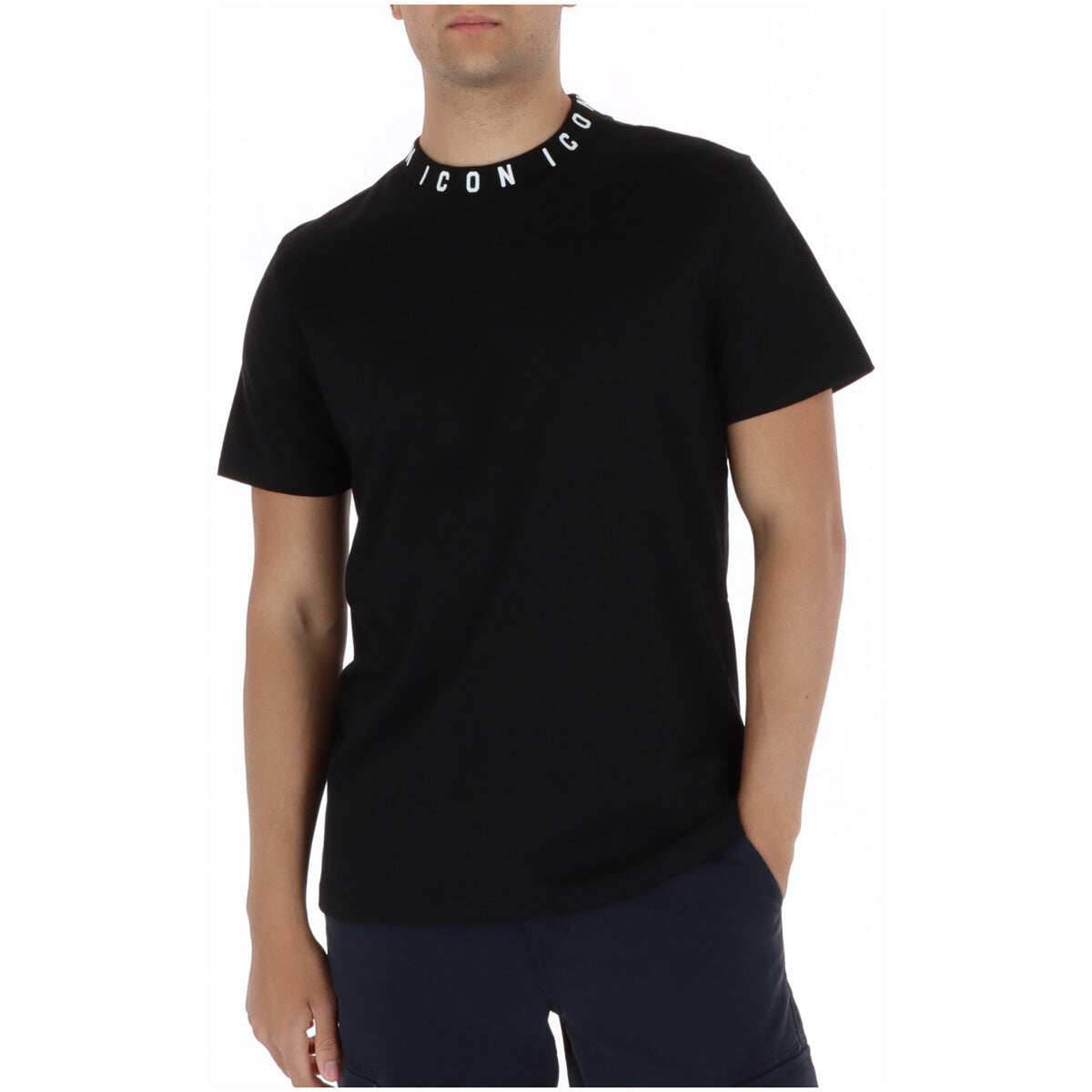 Image 1 : T-shirt homme Icon noir avec logo ICON brodé en blanc sur l'encolure ronde, porté par un homme sur fond blanc — Delvale