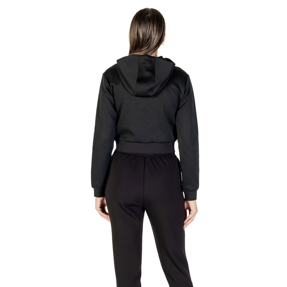 Image 2 : Détail monogramme Guess embossé sur sweat crop noir femme surface satinée — delvale