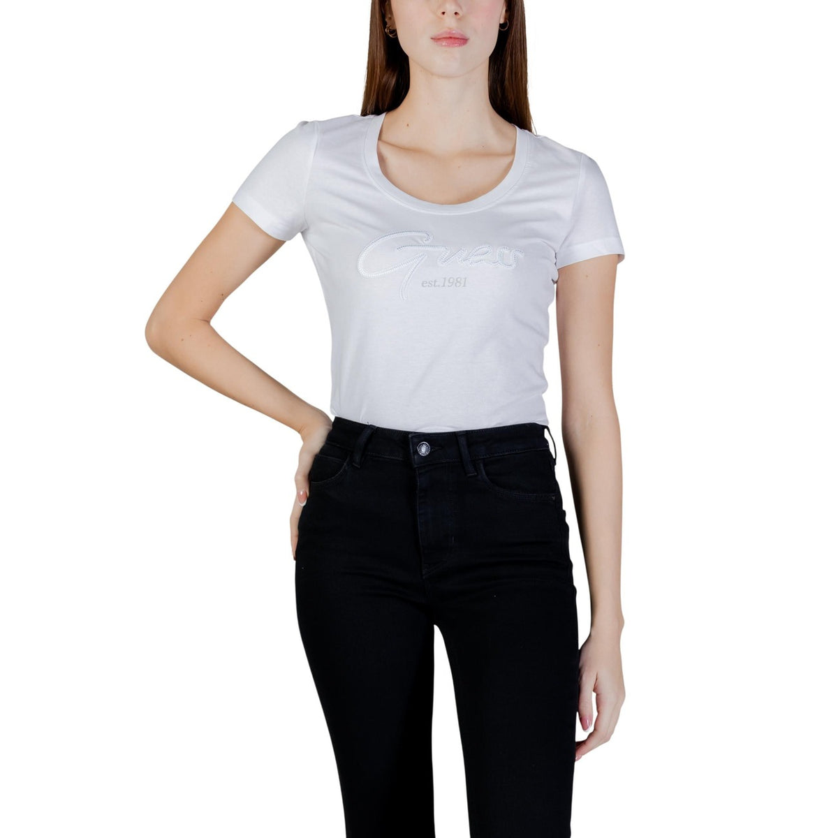 Image 5 : Détail de la coupe et finitions du t-shirt Guess femme noir à imprimé — delvale