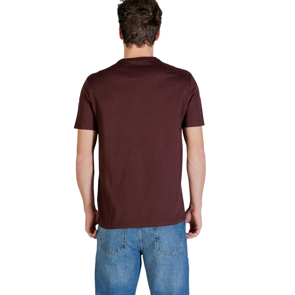 Image 4 : T-shirt Calvin Klein Jeans bordeaux homme, coupe décontractée fit casual, porté avec un jean denim clair — Delvale