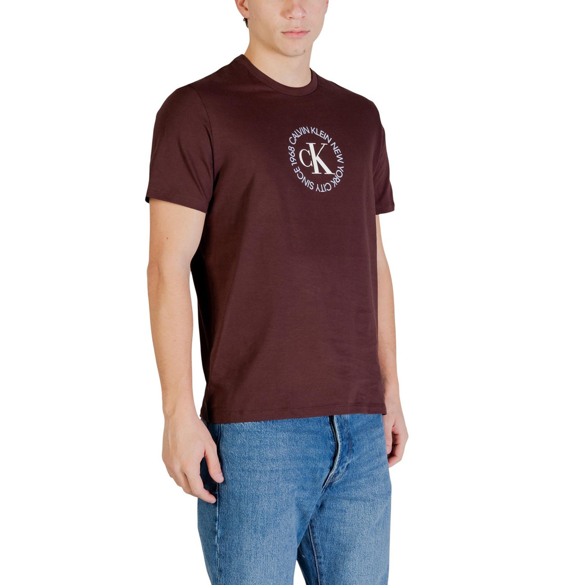 Image 3 : Détail du logo rond Calvin Klein Jeans New York City Since 1968 imprimé au centre du t-shirt bordeaux homme — Delvale