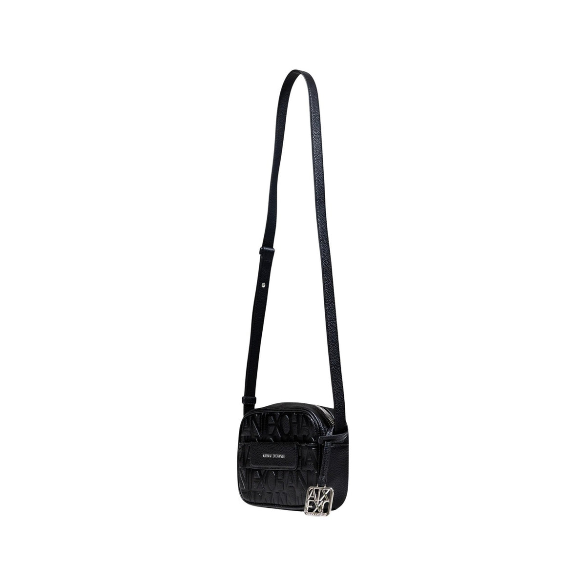 Image 2 : Gros plan sur le texte ARMANI EXCHANGE gaufré en relief sur la surface grainée noire du sac bandoulière femme — Delvale