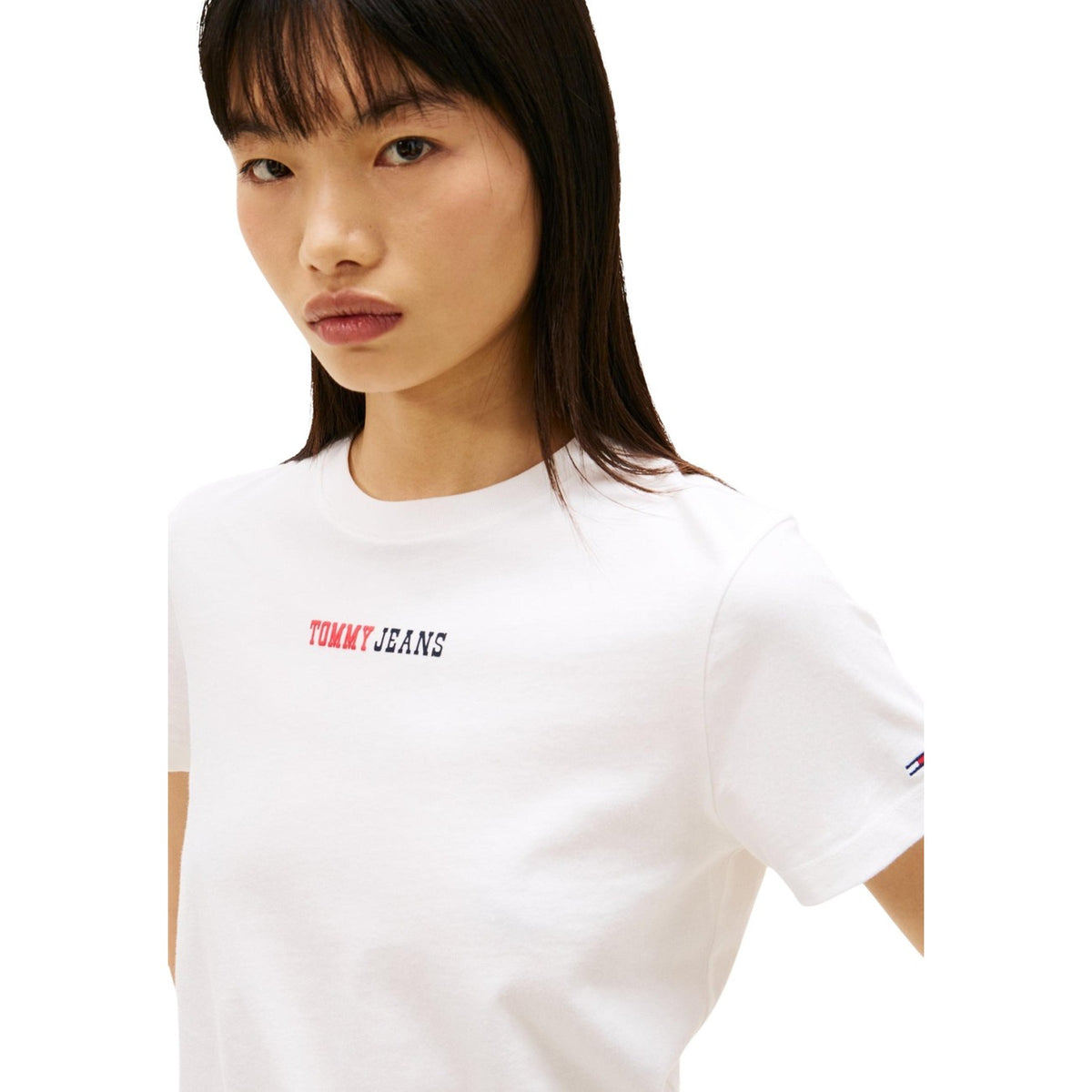 Image 3 : T-shirt beige Tommy Hilfiger Jeans porté, coupe moderne et décontractée — Delvale