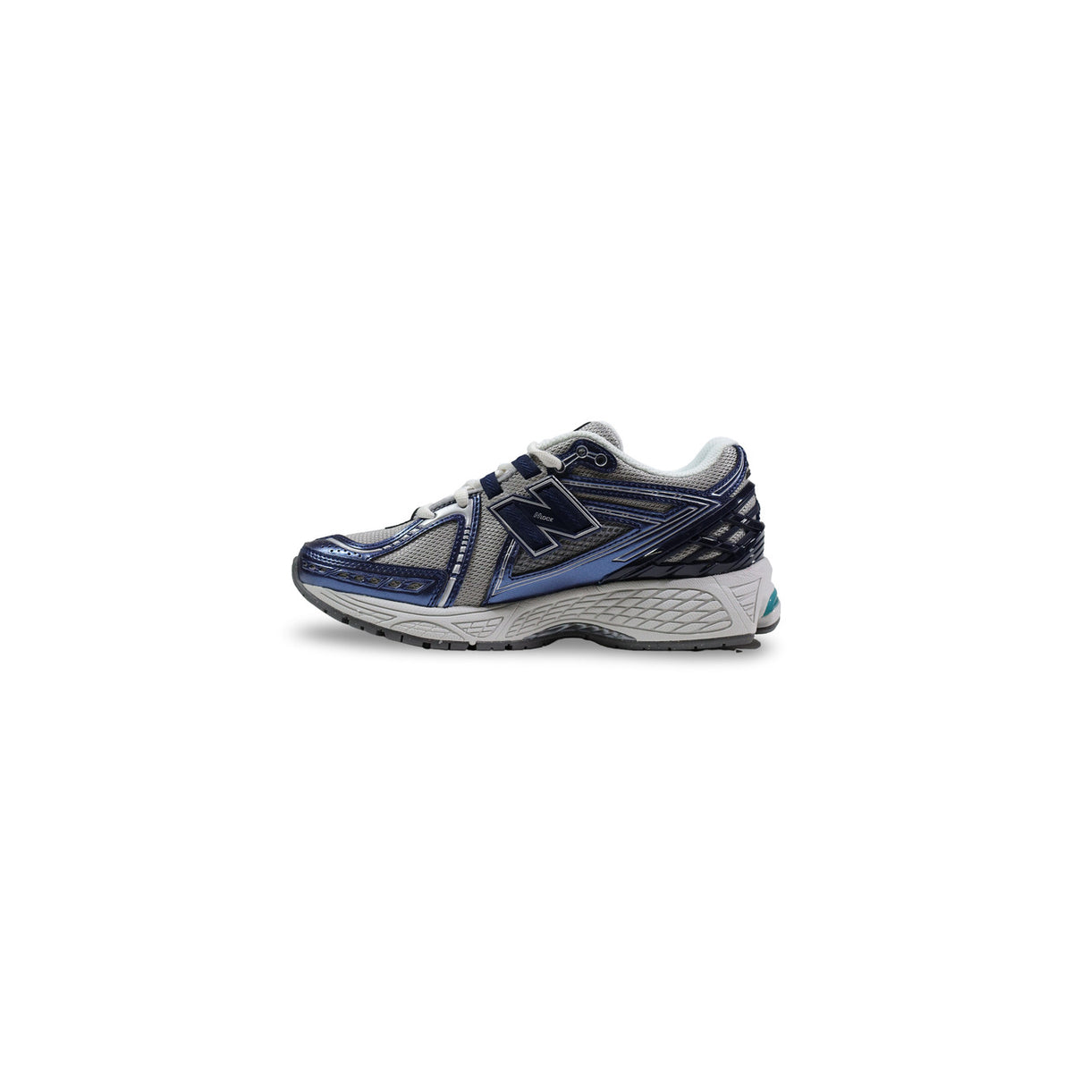 Image 3 : Détail construction New Balance 1906R femme, logo N brodé marine sur fond argenté — Delvale