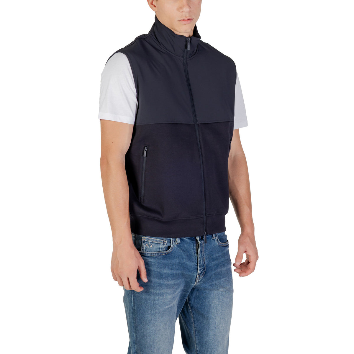 Image 3 : Gilet zippé Armani Exchange homme marine, poches latérales zippées visibles sur les côtés — vue de face — Delvale
