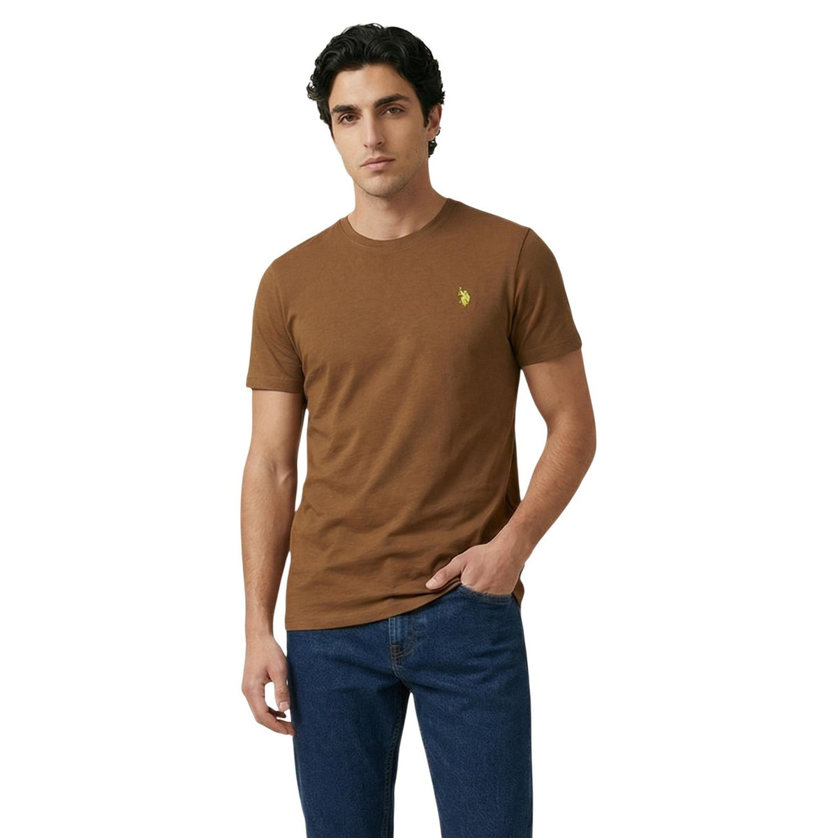 Image 10 : Mannequin portant le t-shirt U.S. Polo Assn. jaune moutarde, silhouette ajustée — Delvale