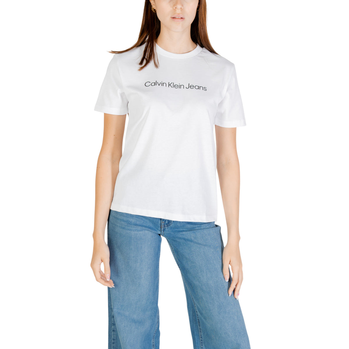Image 4 : T-shirt Calvin Klein Jeans femme vert col rond porté mannequin — delvale