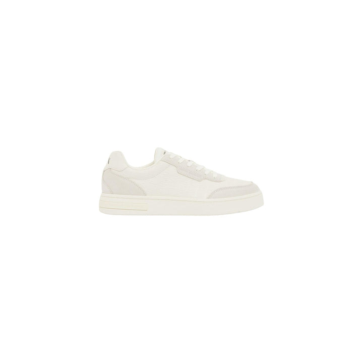 Image 1 : Baskets Armani Exchange homme blanc cassé avec logo embossé sur fond neutre — Delvale