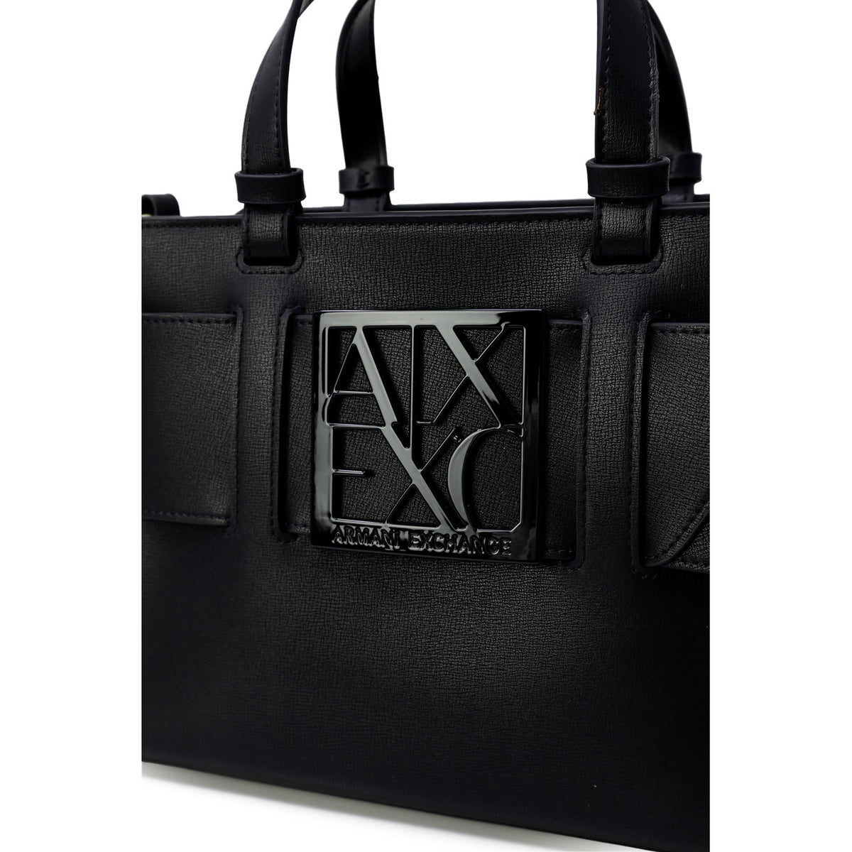 Image 2 : Détail plaque logo Armani Exchange tridimensionnelle sur sac femme multicolore — delvale
