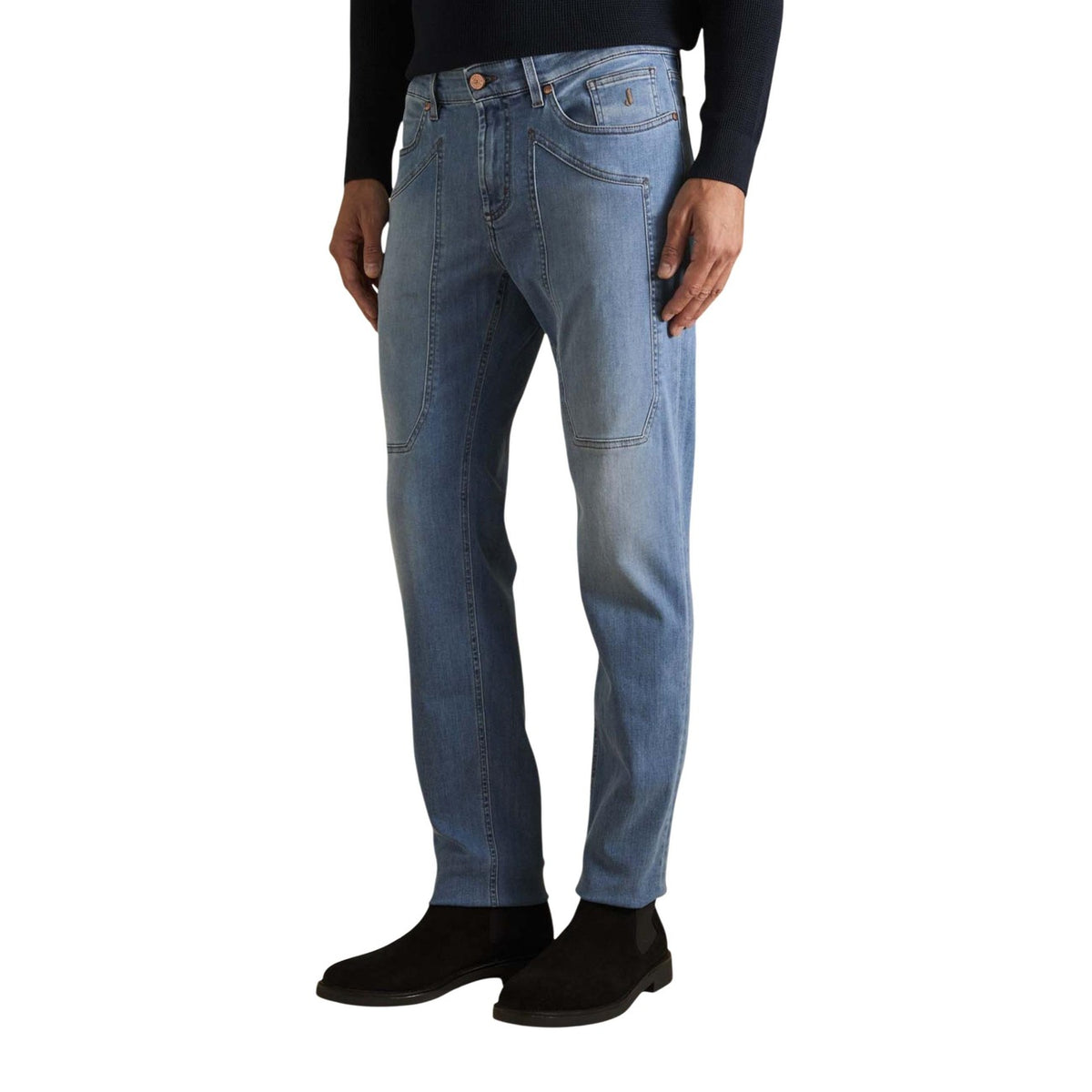 Image 3 : Jean Jeckerson homme porté avec pull col rond noir et chaussures en daim, silhouette complète — Delvale