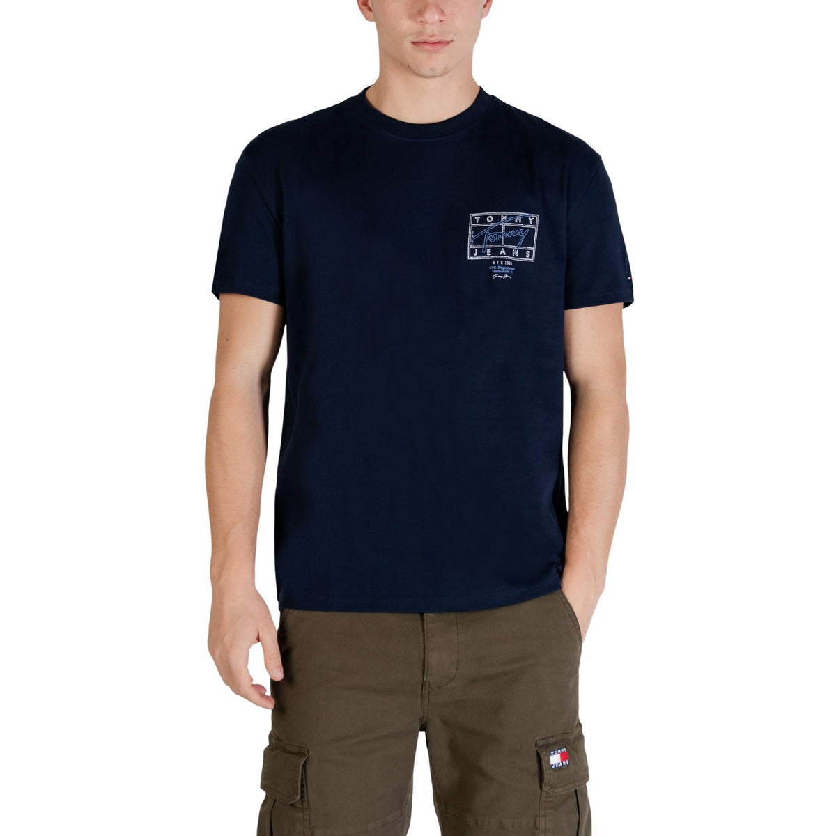 Image 1 : T-shirt homme Tommy Hilfiger Jeans bleu marine, logo signature brodé sur la poitrine, vue de face portée — Delvale