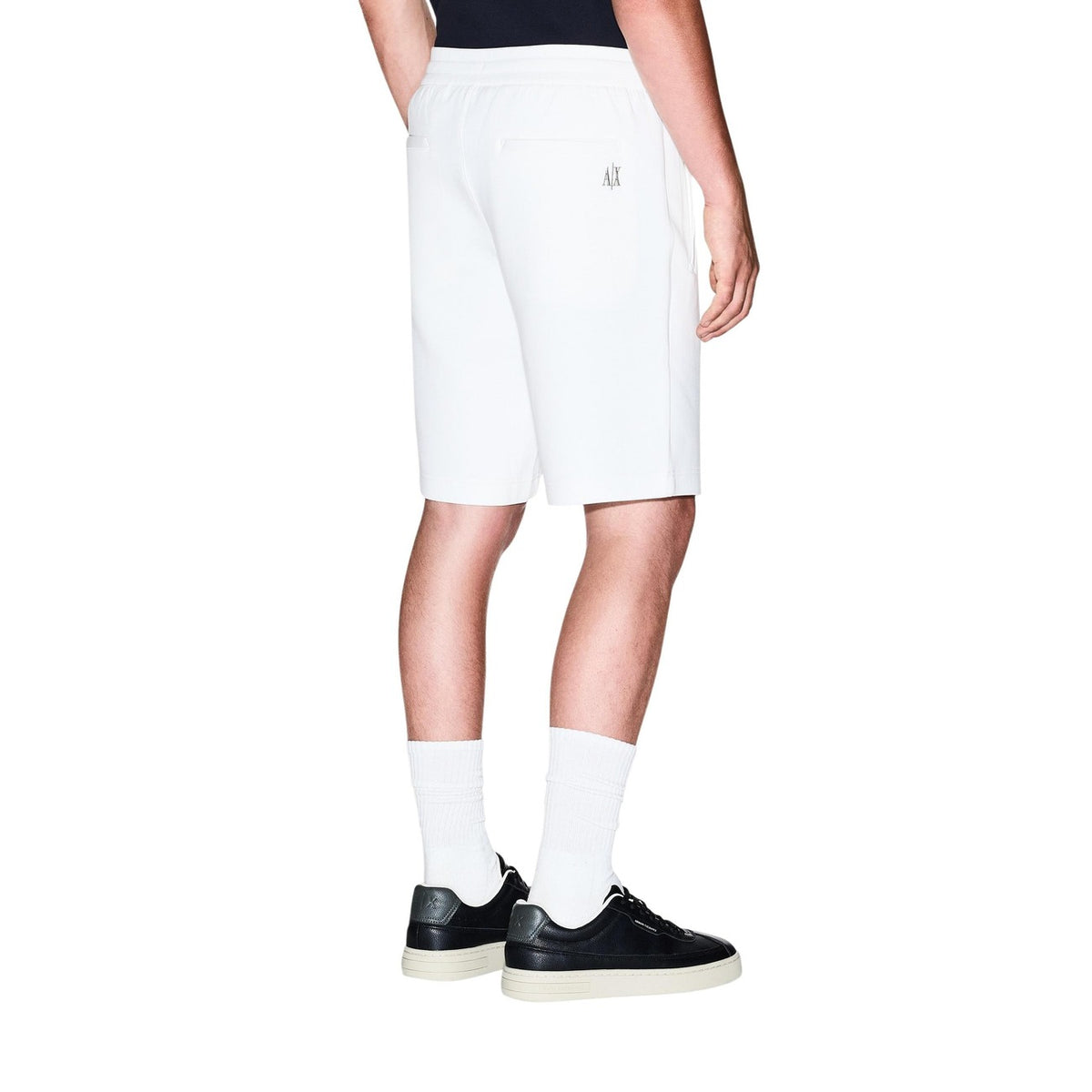 Bermuda Armani Exchange homme blanc – vue portée avec t-shirt noir