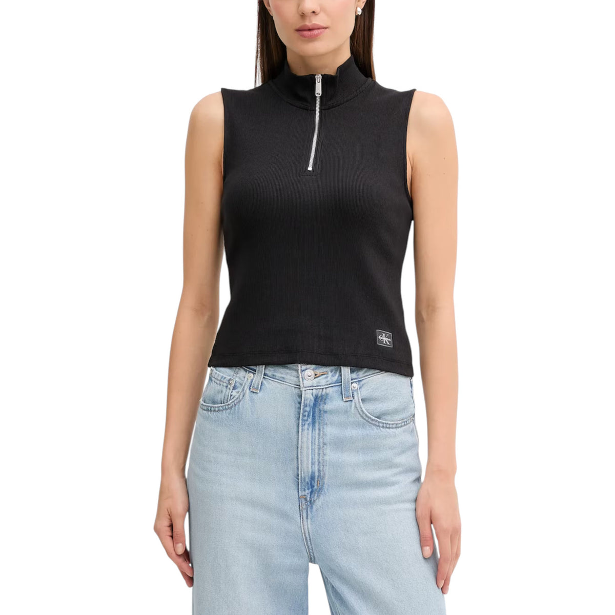 Image 4 : Top Calvin Klein Jeans blanc sans manches porté, style décontracté chic femme — delvale