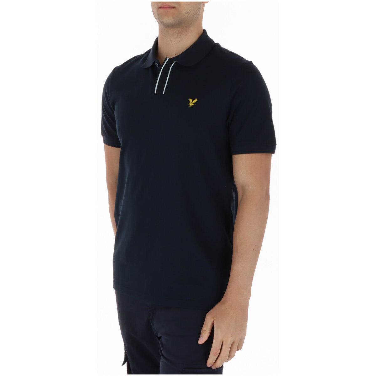 Image 3 : Détail logo aigle Lyle & Scott brodé en doré sur polo homme piqué marine, finitions soignées et col polo boutonné — Delvale