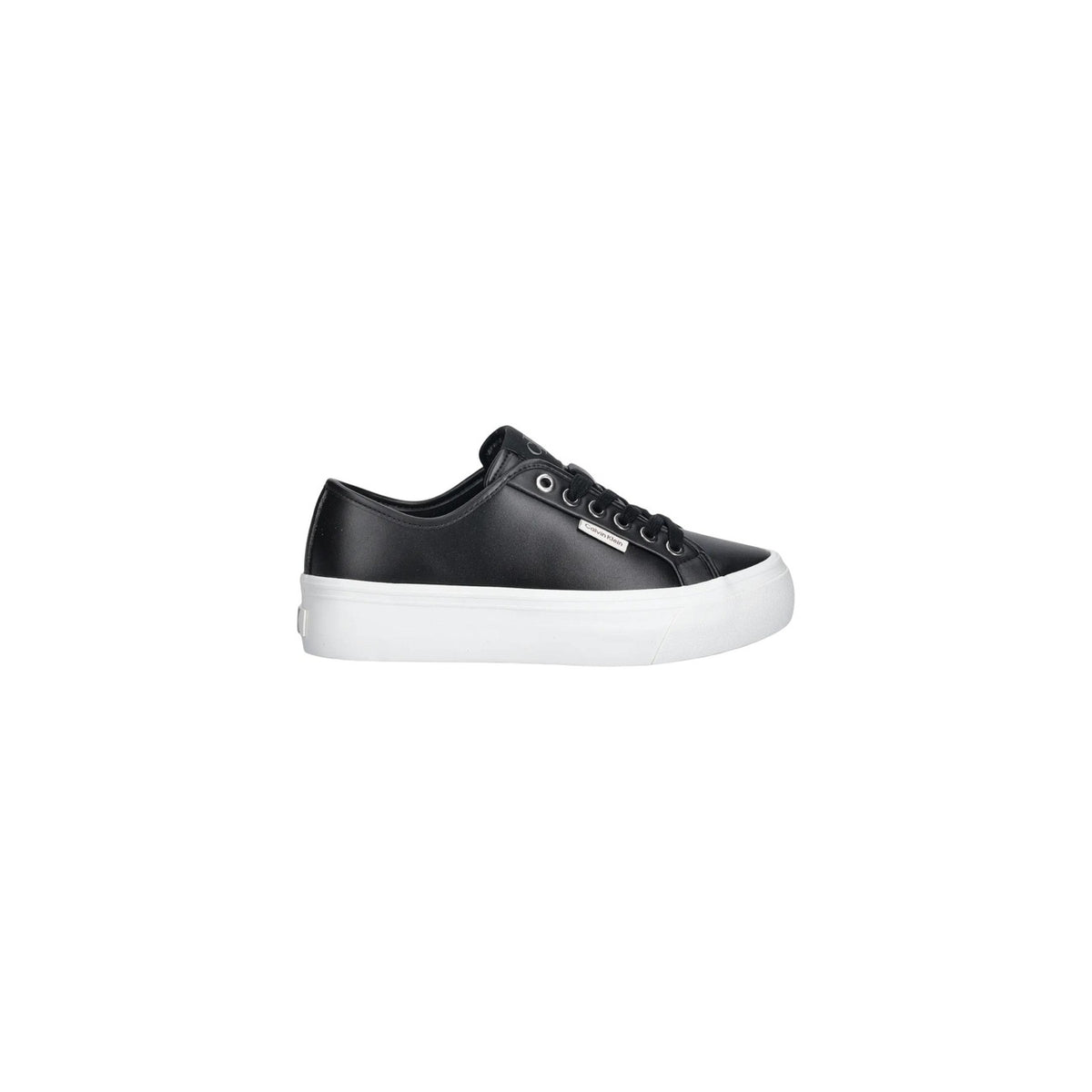 Image 1 : Baskets basses Calvin Klein Jeans femme en cuir lisse noir avec semelle plateforme blanche, vue de profil gauche — Delvale
