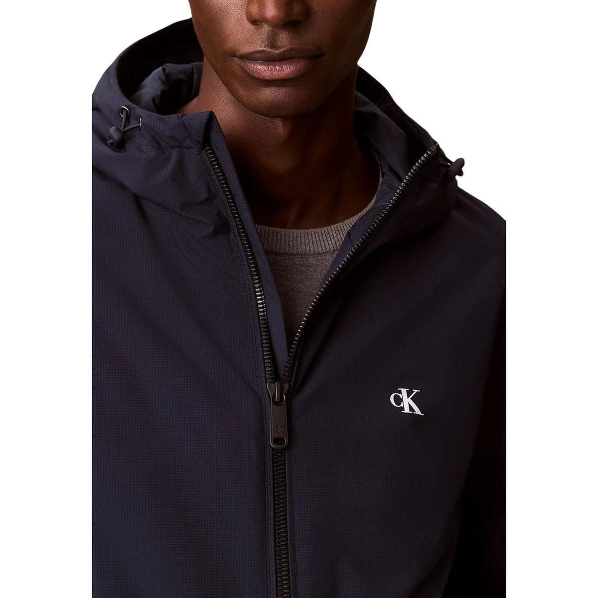 Image 3 : Veste Calvin Klein Jeans homme bleu marine portée, mise en situation lifestyle urbain — Delvale