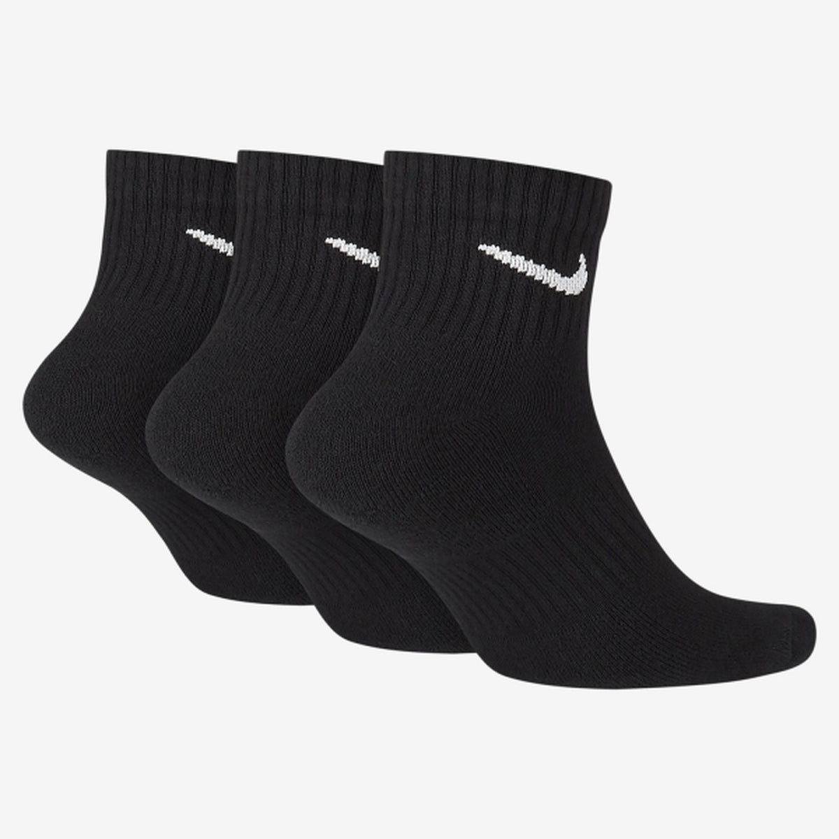 Image 2 : Détail du logo Swoosh brodé en blanc sur la tige des chaussettes Nike courtes noires — Delvale