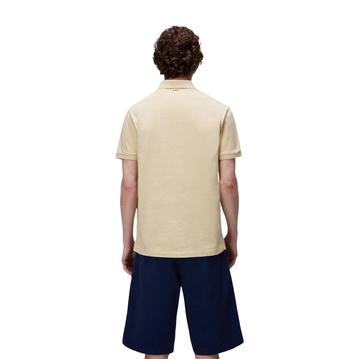 Image 2 : Vue de face du polo Napapijri homme coloris sable, col polo structuré et patte de boutonnage deux boutons contrastés — Delvale