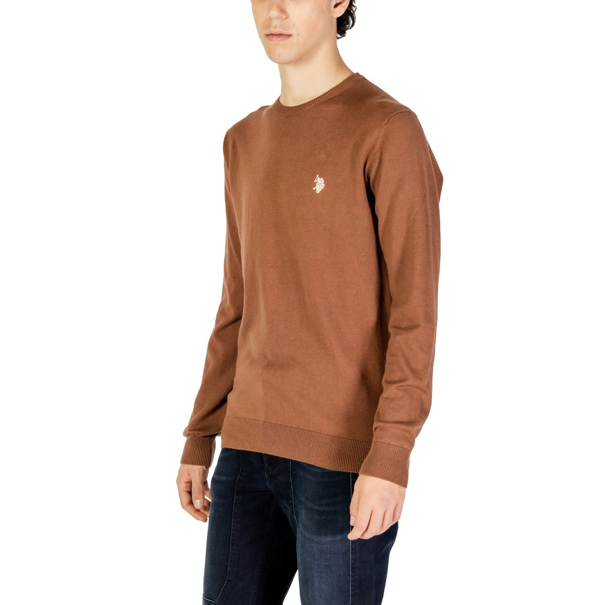 Image 3 : Détail des finitions côtelées en bas et aux poignets du pull homme U.S. Polo Assn. camel — Delvale